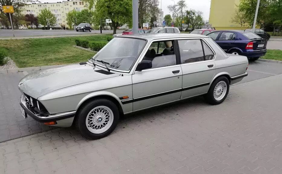 BMW 520ia E28
