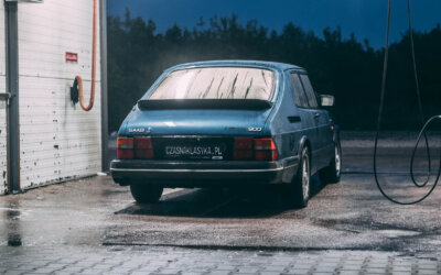 Przykładowe kosmetyki do czyszczenia samochodu: Od mycia do konserwacji