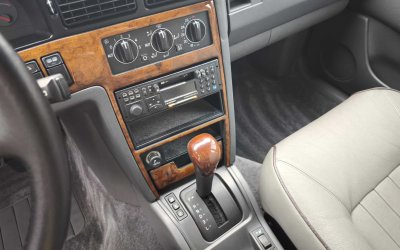 Jak korzystać z nowoczesnych dodatków (np. GPS, audio) bez ingerencji w oryginalność auta