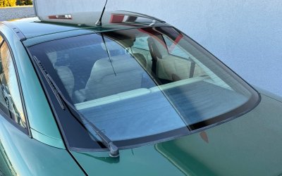 Smugi na szybie? To znak, że czas wymienić wycieraczki samochodowe!