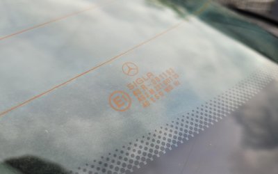 Czy można jeździć z pękniętą szybą czołową? Przegląd i mandat