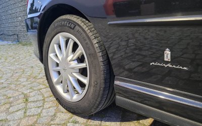 Wiek opon w aucie kolekcjonerskim – jak wpływa na bezpieczeństwo i wartość klasyka?
