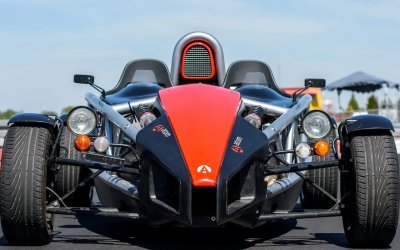 Ariel Atom – auto, które waży mniej niż połowa kompaktowego hatchbacka. Ile kosztuje, ile ma koni i czy można nim jeździć po drodze?